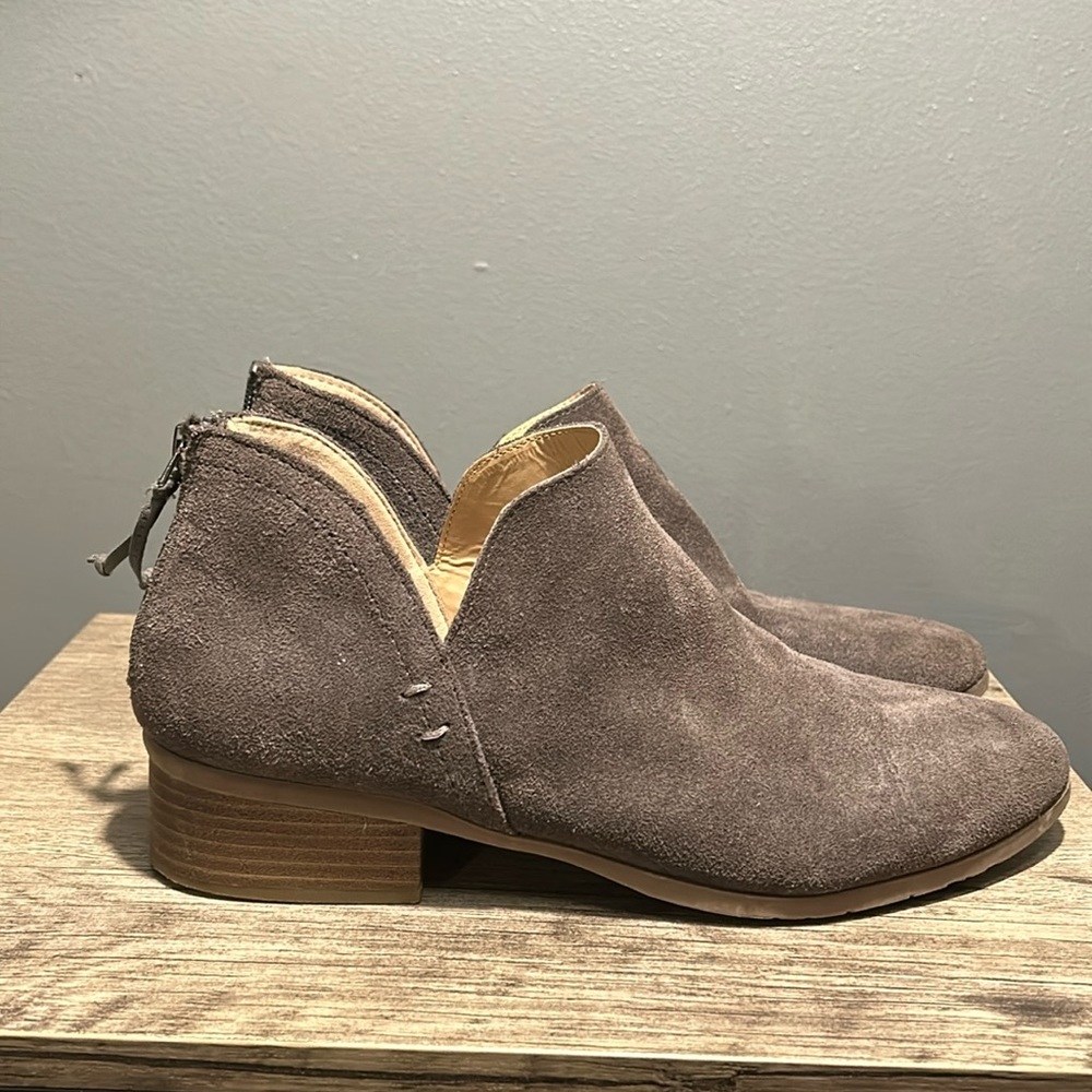 Reaction Kenneth Cole Side Skip taupe grey suede leather booties size 10